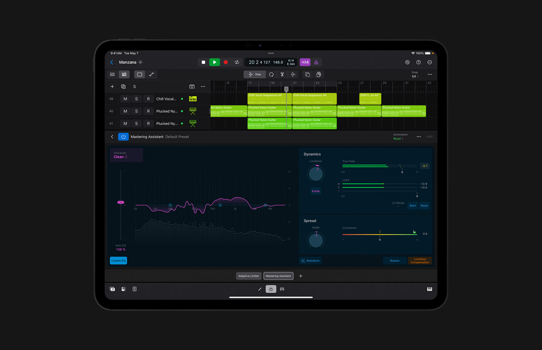 A interface do Mastering Assistant mostra os ajustes de equalização, dinâmica e velocidade no Logic Pro para iPad em um iPad Pro