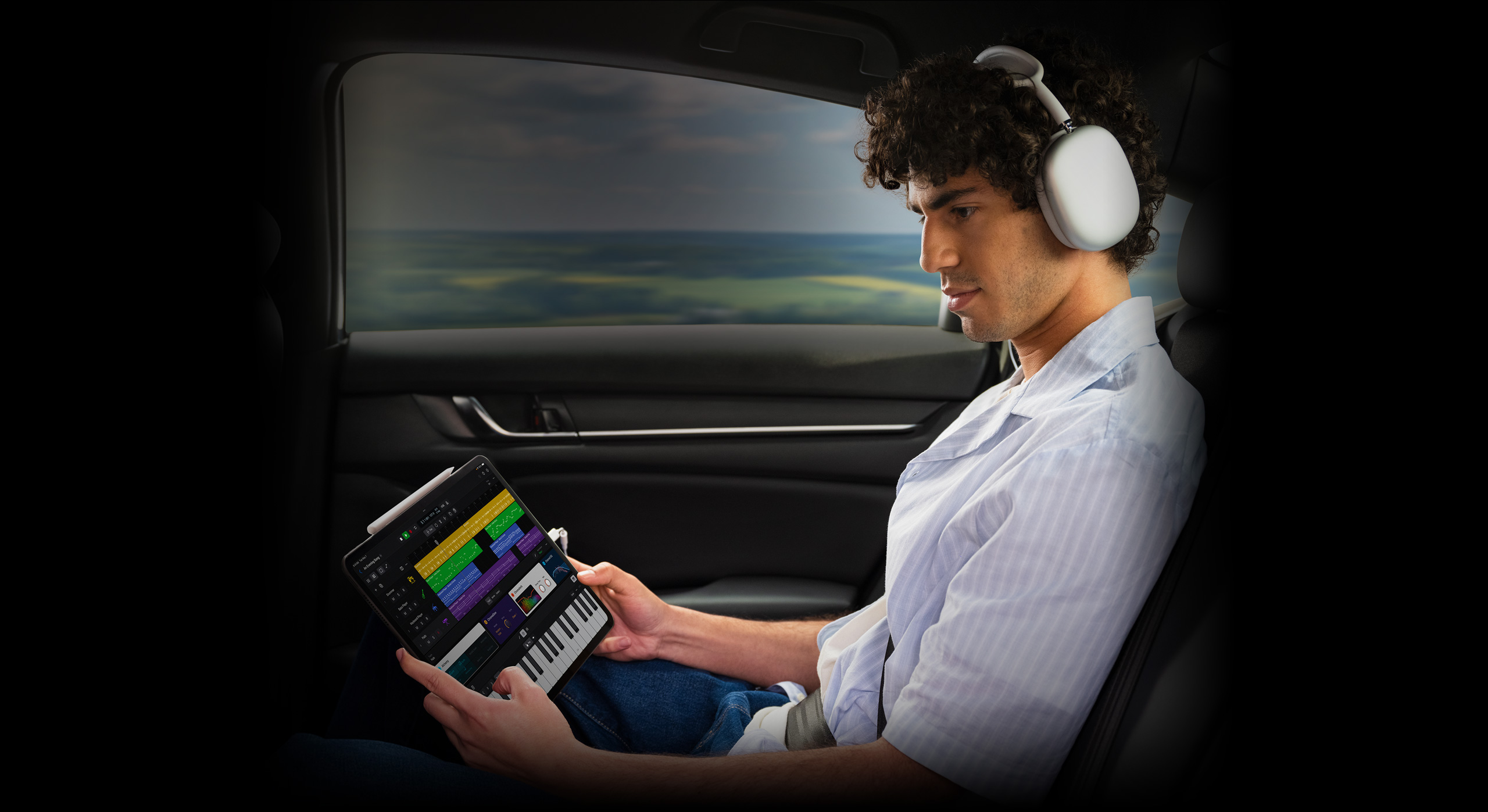 Une personne portant un casque d’écoute touche l’écran d’un iPad Pro pour créer un rythme dans Logic Pro pour iPad.