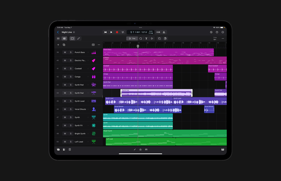Imagem da navegação por um projeto com várias faixas do Logic Pro no iPad Pro.