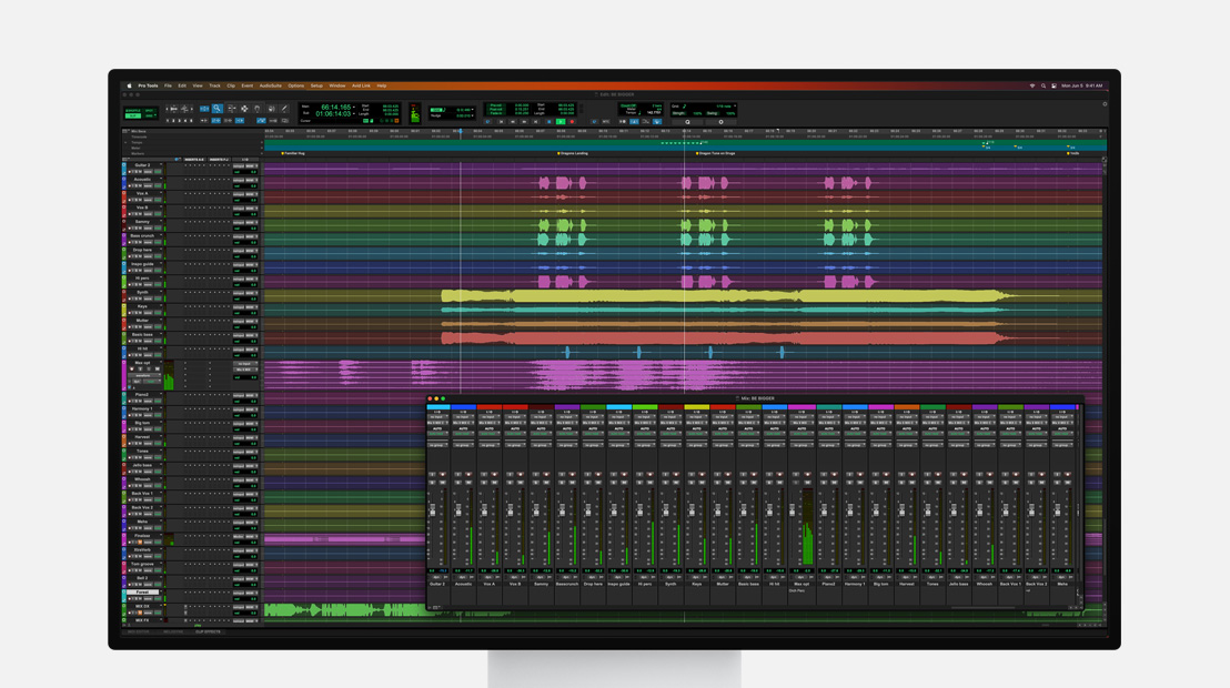 O monitor Pro Display XDR exibe tarefas de produção musical