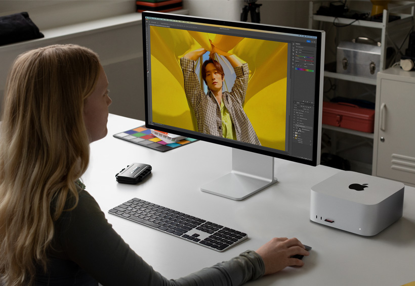 Φωτογράφος που εργάζεται με Mac Studio και μια οθόνη Studio Display