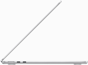 Sivu­näkymä hopeanvärisestä MacBook Airista
