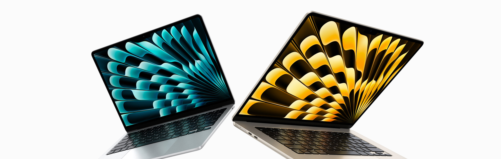 Félig felnyitott, ezüst- és csillagfényszínű 13 és 15 hüvelykes MacBook Air-modellek elölnézeti képe, amely jól érzékelteti a kijelzőméretek különbségét.