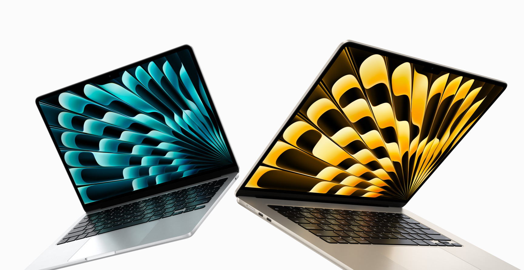 Vista frontal de los modelos de las MacBook Air de 13 y 15 pulgadas color plata y blanco estelar que están levemente abiertas y que destacan los distintos tamaños de las pantallas.