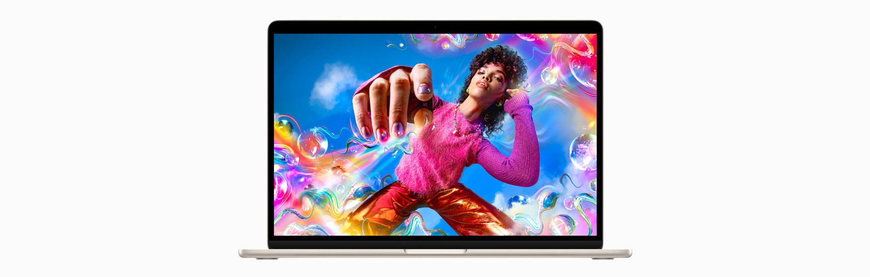 MacBook Airの前面。Liquid Retinaディスプレイが見えている。