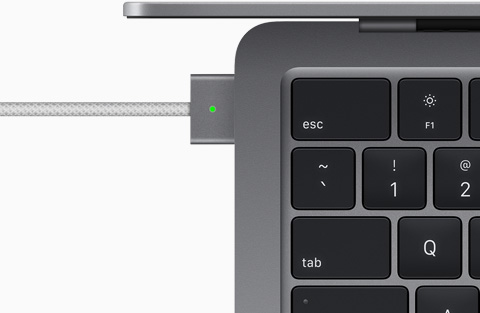 Puerto MagSafe de una MacBook Air con chip M2 gris espacial