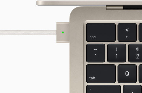 Puerto MagSafe de una MacBook Air con chip M2 blanco estelar