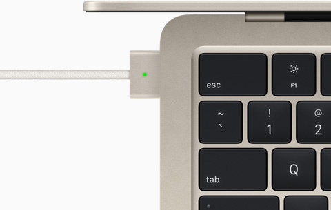 Porta MagSafe di un MacBook Air M2 color galassia