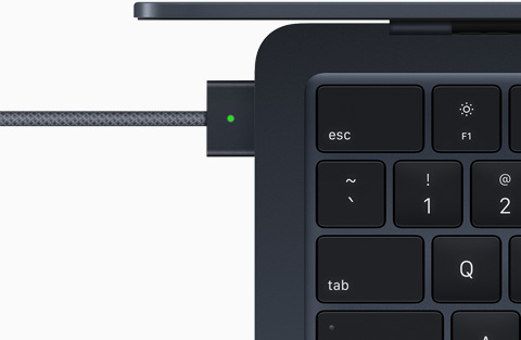 午夜暗色外觀的 MacBook Air M2 型號的 MagSafe 連接埠