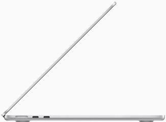 Gümüş rengi MacBook Air M2 modelinin yandan görünümü
