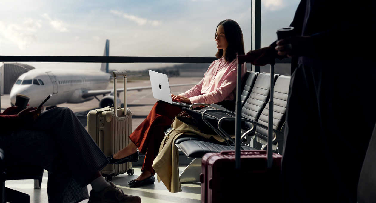 一個人在機場使用 MacBook Pro