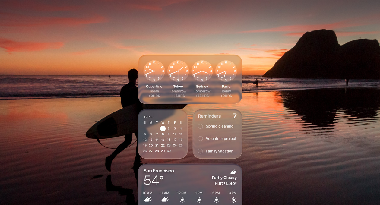 macOS Tahoe 螢幕畫面上有採用 Liquid Glass 設計的時鐘、行事曆、提醒事項和天氣小工具，背景是日落時分衝浪者在海灘上行走的場景