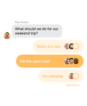 Close do novo recurso de enquetes no Mensagens com as pessoas do chat votando para escolher o destino da viagem de fim de semana