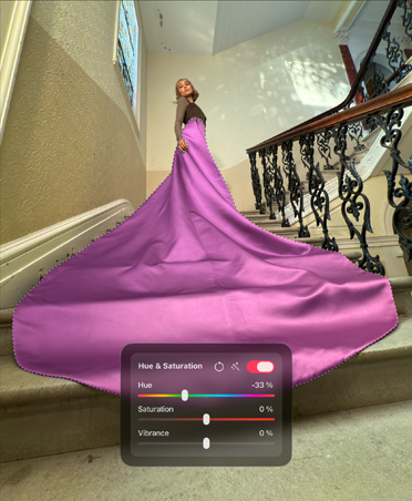 Foto seorang perempuan yang mengenakan gaun cantik berwarna pink sedang menaiki tangga di rumah mewah dengan menampilkan jendela rona dan saturasi