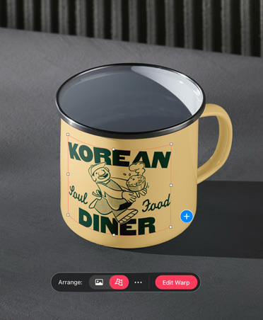 Foto cangkir berkemah logam kuning dengan logo Korean Diner berwarna hijau dengan alat warp terbuka di bagian bawah gambar