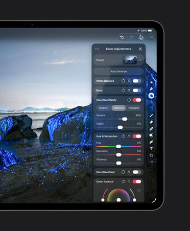Layar iPad Pro 13, foto bebatuan di pantai dengan cahaya biru, alat penyesuaian warna