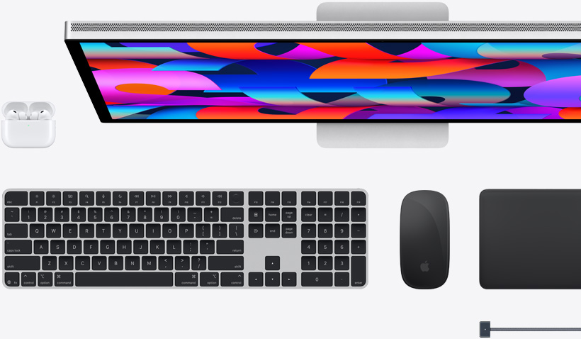Mac-tilbehør: AirPods, Studio Display, Magic Keyboard, Magic Mouse, Magic Trackpad og MagSafe-ladekabel.