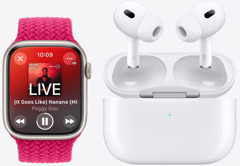 Apple Watch Series 9에서 노래를 재생 중이고, 그 옆에 AirPods Pro를 놓아둔 모습.