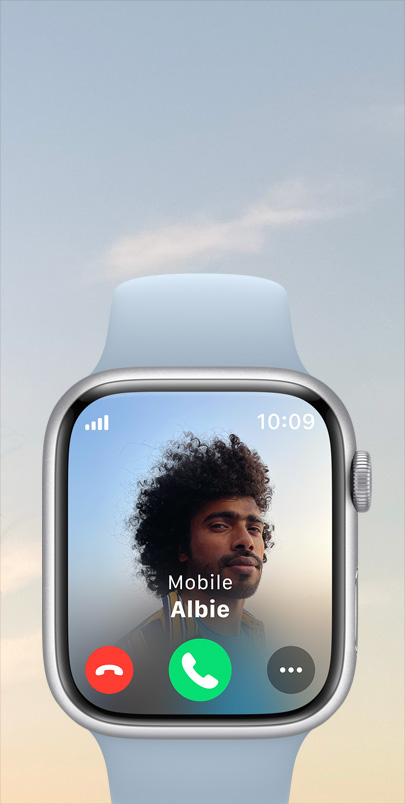 Apple Watch Series 9 kijelzőjén egy bejövő hívással.