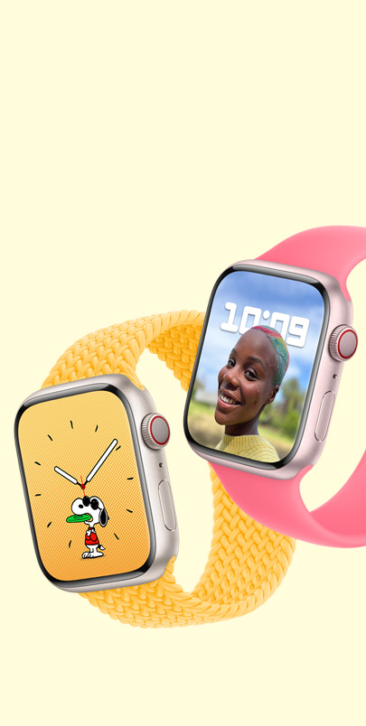 Apple Watch Series 9 두 개. 첫 번째 모델은 스누피 시계 페이스에 선샤인 브레이드 솔로 루프를 장착하고 있고, 두 번째 모델은 인물 사진 시계 페이스에 핑크 솔로 루프를 장착하고 있습니다.