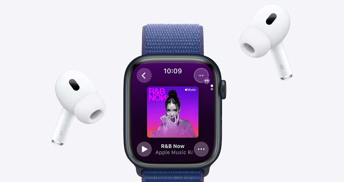 AirPods Pro около Apple Watch Series 9 с възпроизвеждане на плейлист от Apple Music.