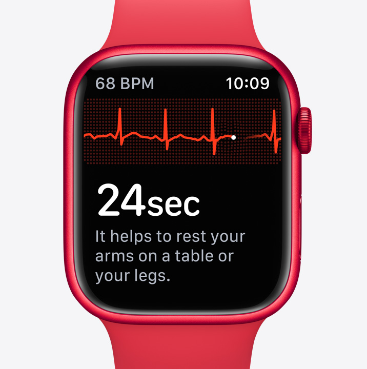Apple Watch Series 9 s otevřenou aplikací EKG při pořizování záznamu.