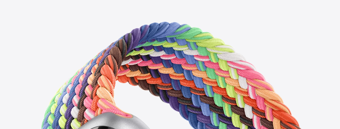 全新多彩霓虹 Pride Edition 編織單圈手環的特寫相片。