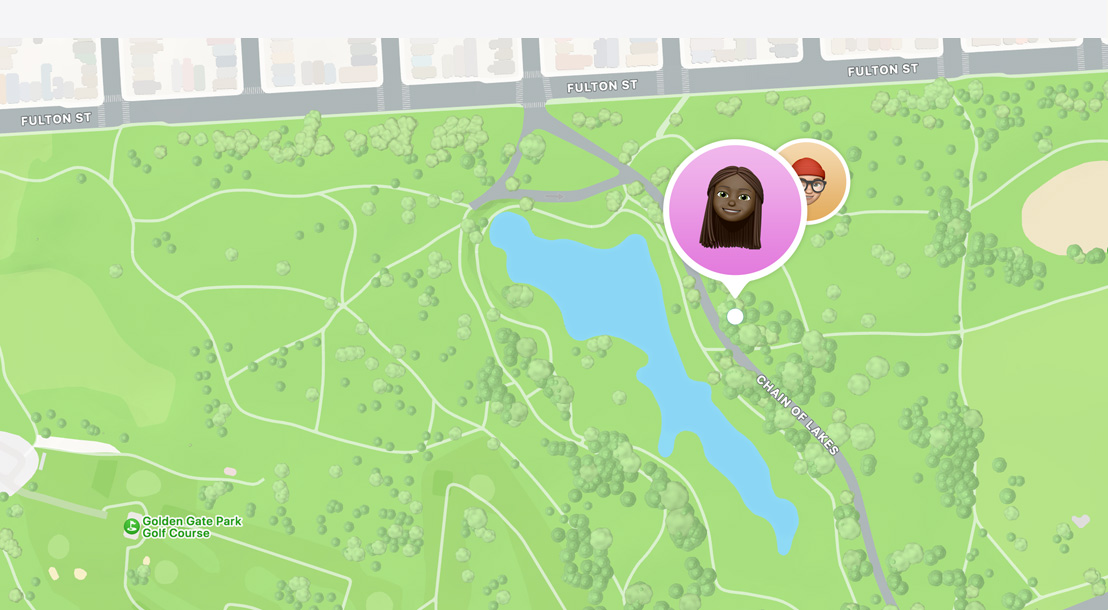 Aplikasi Lacak menunjukkan lokasi teman di peta.