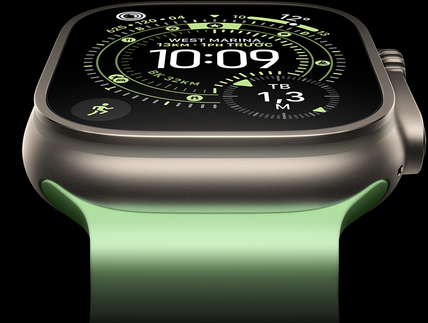 Cận cảnh Apple Watch Ultra 3 màu Titan Tự Nhiên trên nền đen. Màn hình hiển thị thời gian và các thông tin động khác.