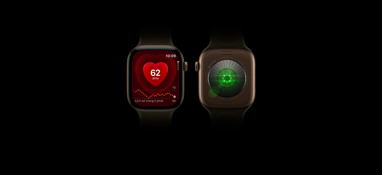 Hai thiết bị Apple Watch Series 12, vỏ nhôm, màu đồng đậm, Dây Đeo Thể Thao màu xanh ô-liu, một thiết bị hiển thị mặt trước của đồng hồ với ứng dụng Nhịp Tim, một thiết bị hiển thị mặt sau của đồng hồ với Hệ Thống Cảm Nhận Sức Khỏe cùng đèn LED phát sáng màu xanh lá