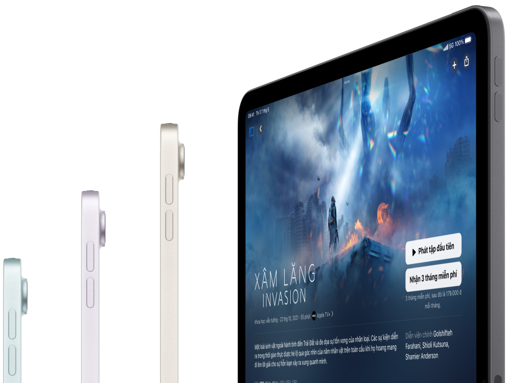 Mặt bên của ba phiên bản iPad Air, iPad Air thứ tư hiển thị Apple TV Plus