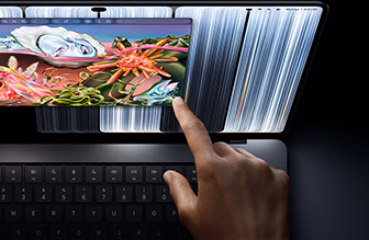 MacBook Pro với Màn hình PROLED XDR, màu đen không gian, người dùng thay đổi kích thước cửa sổ trên màn hình bằng đầu ngón tay