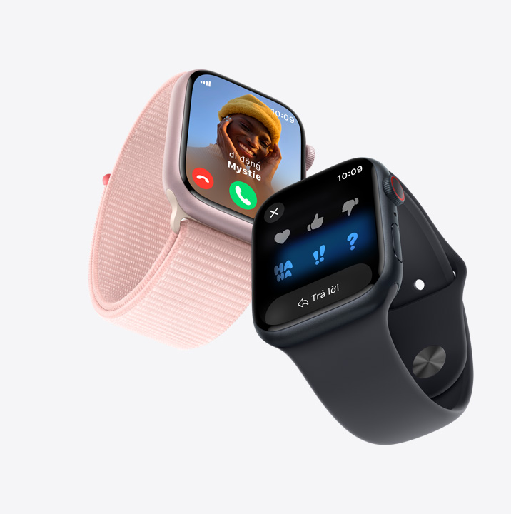 Hai chiếc Apple Watch Series 9. Chiếc đầu tiên hiển thị một cuộc gọi đến. Chiếc thứ hai hiển thị một cuộc trò chuyện bằng tin nhắn văn bản.