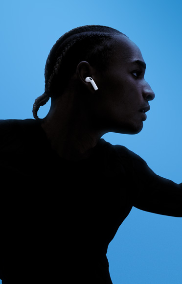 AirPods 4を装着している人